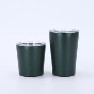 Detailansicht der 8oz und 12oz matt dunkelgrünen Edelstahl-Isolierbecher für den Alltag