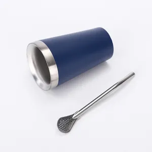 Dettaglio del bicchiere termico blu e del cucchiaio cannuccia bombilla in acciaio inox