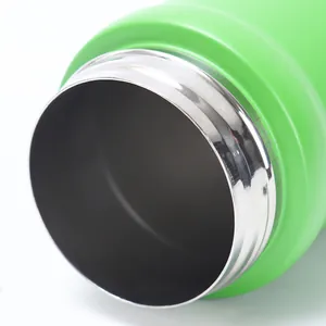 Nahaufnahme des polierten Edelstahlrandes einer grünen isolierten Trinkflasche