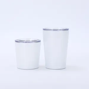 Minimalistische weiße Edelstahl-Isolierbecher in 8oz und 12oz Größen mit klaren Deckeln.