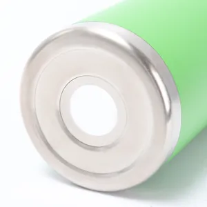 Makrodetailansicht des hochwertigen Edelstahlsockels einer vakuumisolierten Wasserflasche