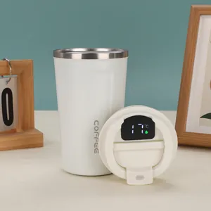 Nahaufnahme eines weißen Thermobechers mit intelligenter LED-Temperaturanzeige