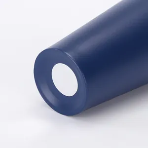 Dettaglio ravvicinato del fondo opaco liscio di un grande bicchiere termico blu