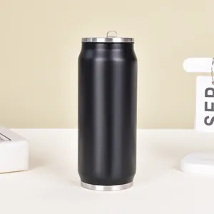 Gobelet isotherme en acier inoxydable noir mat en forme de canette avec une paille