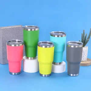 Λεπτομέρεια από ισοθερμικά κύπελλα 30oz σε πέντε έντονα χρώματα σε φωτεινό μπλε φόντο.