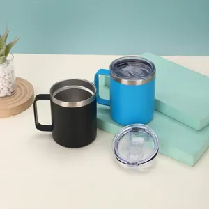 Detailansicht von 12oz isolierten Edelstahl-Kaffeebechern mit Griffen und Klarsichtdeckeln.