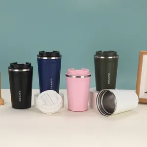 Detailansicht verschiedener farbiger isolierter Edelstahl-Kaffeebecher und Innenraum.
