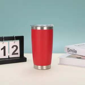 Roter 20oz pulverbeschichteter Edelstahl-Vakuum-Isolierbecher auf Studiokulisse
