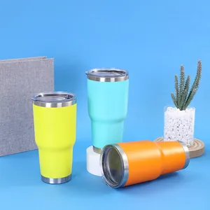 Τρία πολύχρωμα ισοθερμικά ποτήρια 30oz από ανοξείδωτο ατσάλι με καπάκια σε μπλε φόντο