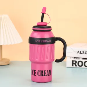 Detail van de roze roestvrijstalen jumbo thermosbeker met handvat en geïntegreerd rietje