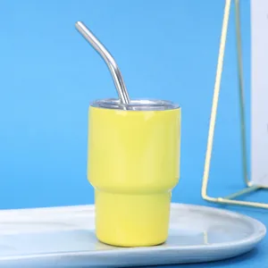 Λεπτομερής λήψη κίτρινου μίνι ποτηριού inox 2oz με μεταλλικό καλαμάκι και καπάκι