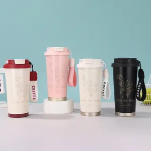 Verschiedene attraktive Farben des isolierten Edelstahl-Kaffeebechers mit Maiglöckchen.