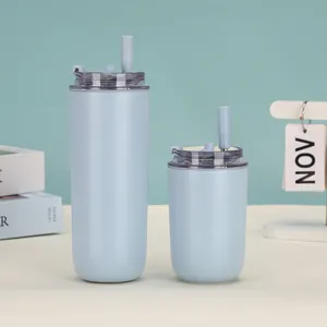 Set aus zwei hellblauen vakuumisolierten 304-Edelstahlbechern mit tragbaren Strohhalmen
