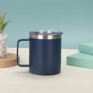 Detailansicht eines blauen 12oz isolierten Edelstahlbechers mit klarem Deckel und Griff