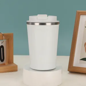 Detaillierte Nahaufnahme eines eleganten weißen isolierten Edelstahl-Kaffeebechers