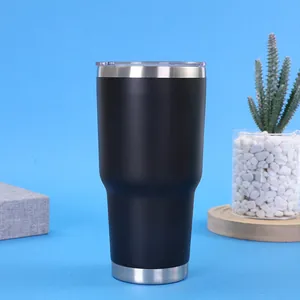 Μαύρο θερμός 30oz από ανοξείδωτο ατσάλι με διαφανές καπάκι σε όμορφο γαλάζιο φόντο