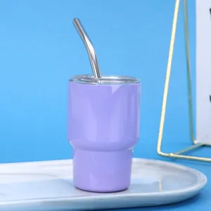 Μίνι μωβ ανοξείδωτο ποτήρι 2oz με μεταλλικό καλαμάκι σε δίσκο για εξωτερική χρήση.