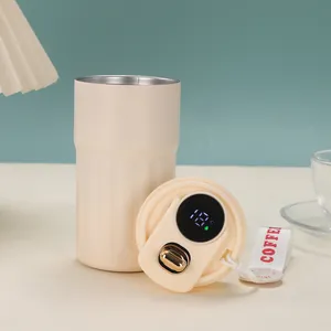 Nahaufnahme des intelligenten Deckels mit Temperaturanzeige am cremefarbenen Kaffeebecher