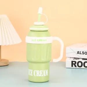 Mintgroene geïsoleerde roestvrijstalen beker met rietje en ergonomisch handvat detail