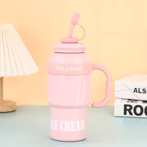 Zijaanzicht van roze roestvrijstalen beker met handvat, rietje en Ice Cream-tekst