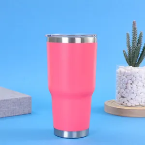 Ροζ θερμός 30oz από ανοξείδωτο ατσάλι με διαφανές καπάκι σε γαλάζιο φόντο