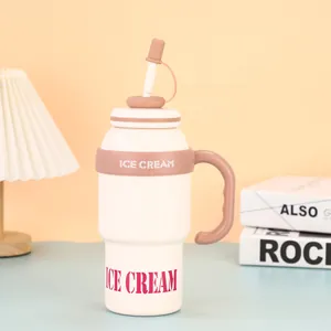 Detailopname van een grote crème geïsoleerde beker met 'ICE CREAM' print en handvat.
