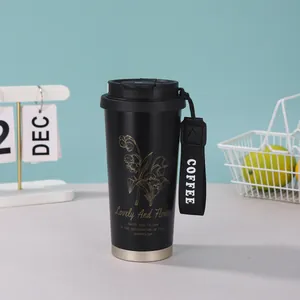 Detailansicht der schwarzen Edelstahl-Kaffeetasse mit elegantem goldfarbenem Blumendesign
