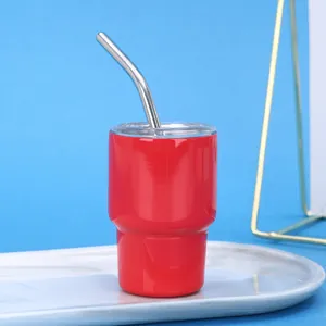 Κοντινό πλάνο κόκκινου μίνι θερμός 2oz από ανοξείδωτο ατσάλι με μεταλλικό καλαμάκι και καπάκι