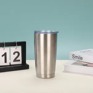 Seitenansicht eines silbernen 20oz Edelstahlbechers mit transparentem blauem Deckel