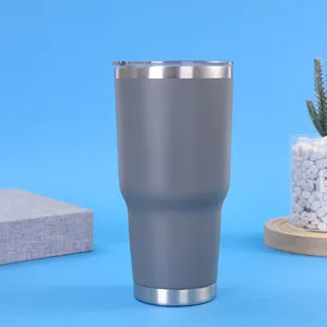 Γκρι θερμός 30oz από ανοξείδωτο ατσάλι με διαφανές καπάκι, τοποθετημένος σε μπλε φόντο.