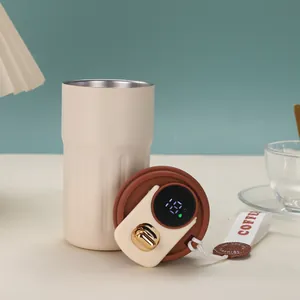 Detailansicht des intelligenten Temperaturdeckels am 316 Edelstahl-Kaffeebecher