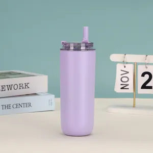 Lila 304 Edelstahl vakuumisolierter Becher mit Strohhalm auf einem minimalistischen Schreibtisch