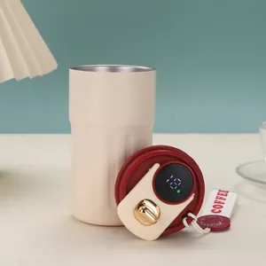 Detail des Deckels mit Temperaturanzeige auf einem beigen Edelstahl-Kaffeebecher
