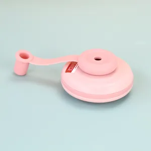 Detail van roze siliconen deksel met handvat voor grote drinkbekers met rietje