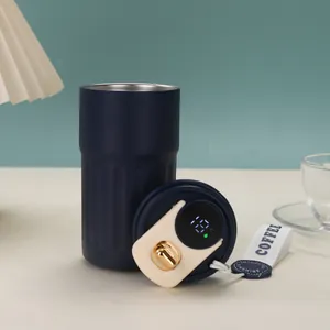 Detailansicht des intelligenten Kaffeebecherdeckels mit 18°C Temperaturanzeige
