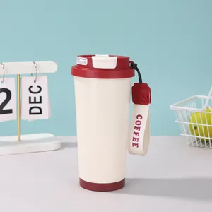 Detailansicht eines 316 Edelstahl-Kaffeebechers in Creme mit roten Akzenten und Band