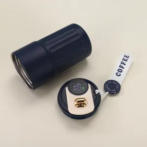 Nahaufnahme von Deckel mit Temperaturanzeige und isoliertem Kaffeebecher aus Edelstahl