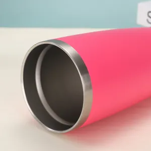 Detailaufnahme des glatten Edelstahlrandes eines pinkfarbenen 20-Unzen-Vakuum-Thermobecher