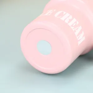 Close-up van de basis van een roze rvs thermische beker met witte Ice Cream opdruk