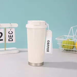 Detailansicht der cremefarbenen 316-Edelstahl-Kaffeetasse mit tragbarem Tragegurt