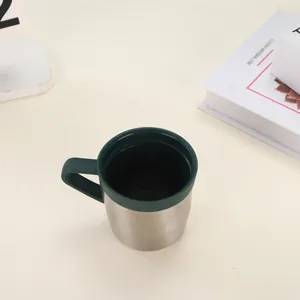 Κοντινό πλάνο από ψηλά μιας ισοθερμικής κούπας από ανοξείδωτο χάλυβα 304 με πράσινο χείλος