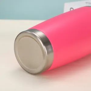 Nahaufnahme des robusten Edelstahlbodens eines pinkfarbenen 20oz vakuumisolierten Bechers