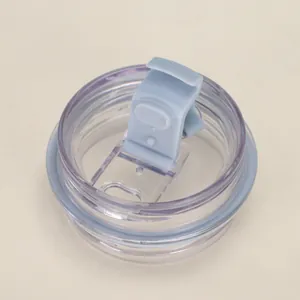 Detail der transparenten Becherkappe mit blauem Klappverschluss