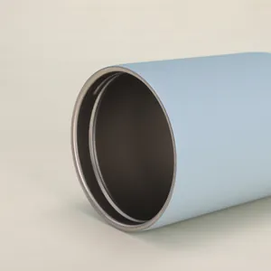 Nahaufnahme des glatten Edelstahlrandes eines hellblauen vakuumisolierten Bechers