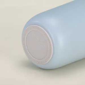 Detailansicht des Bodens eines blauen Edelstahl-Isolierbechers mit Pflegehinweisen