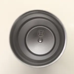 Makro-Detailansicht des Bodens einer Tasse aus Edelstahl 316 mit SUS 316-Prägung.