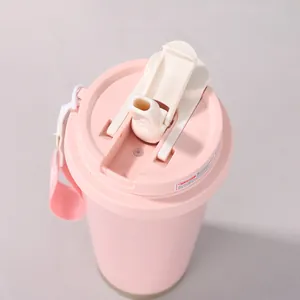 Draufsicht auf den rosa Thermobecher mit Doppeltrinkdeckel-Mechanismus