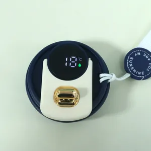 Nahaufnahme des intelligenten Kaffeetassendeckels mit digitaler Temperaturanzeige