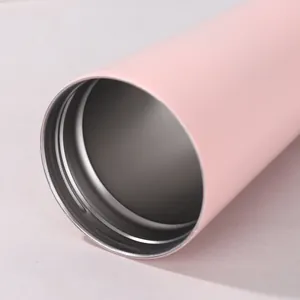 Nahaufnahme des glatten 316 Edelstahlrands und Inneren der rosa Isolierflasche