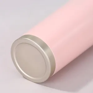 Nahaufnahme des rutschfesten Bodens aus silbernem Edelstahl an diesem rosa Thermobecher